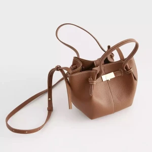 slutsåld handväska från lindex - säljer denna helt slutsålda handväskan från lindex. aldrig använd och har lappen kvar! 💕skriv för fler bilder 🤗