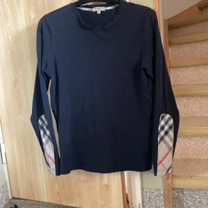 Burberry tröja - Jag är även öppen för byten och priset är ej hugget i sten. Tveka inte på att höra av er vid minsta funderingar och ställ gärna frågor😃