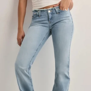 Populära lådmidjade nelly jeans!  - Supersnygga slutsålda jeans från Nelly! 🤍 nypris 699! 