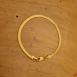 Guldarmband - Elegant guldarmband med en slät och glänsande yta. Armbandet har en säker låsning och en stilren design som passar perfekt för både vardag och festliga tillfällen. Smycket har en diameter på 7 cm. Helt ny, aldrig använd. Pris kan diskuteras 💕