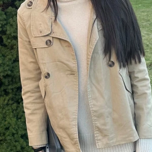 Beige trenchcoat - Så fin beige trenchcoat!