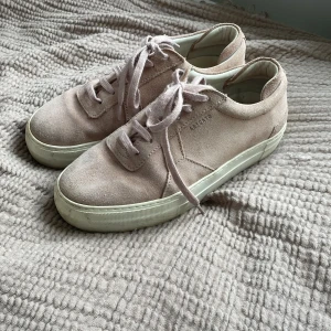 Axel arigato skor  - Rosa Axel arigato skor. 