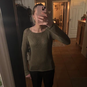 Olivgrön stickad tröja från Gina Tricot - Säljer en olivgrön stickad tröja från Gina Tricot. Tröjan har en normal passform med långa ärmar och rund halsringning. Perfekt för kyligare dagar. Hör av dig vid intresse!