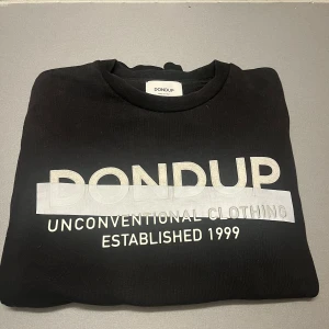 Svart tröja från Dondup - Snygg svart tröja från Dondup med tryck 'Unconventional Clothing Established 1999' på framsidan. Perfekt för en avslappnad stil.