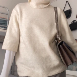 Beige trekvartsärmad polotröja - Beige/offwhite trekvartsärmad polotröja, bär den som en poncho i bilden. Jättefin och sparsamt använd. 