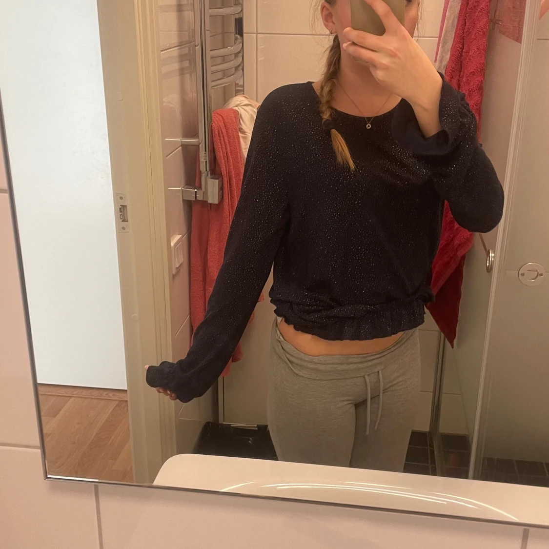 Mörkblå glittrig tröja från Orsay