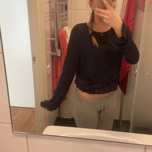 Mörkblå glittrig tröja från Orsay - Säljer en snygg mörkblå tröja från Orsay med glittrigt mönster. Tröjan har långa ärmar och en bekväm passform. Perfekt för att lägga till lite glitter i vardagen. Hör av dig vid intresse! ✨