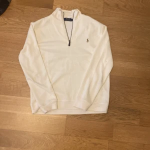 Beige quarter zip från ralph lauren - Säljer en stilren beige quarter zip från ralph lauren. Mjukt och skönt material. Om måyt behövs är det bara att fråga. Har använts fåtal gånger. Den är lite för liten för mig så därför säljer jag den.
