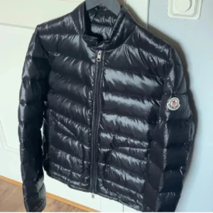 Moncler Acorus Jacka - Säljer min Moncler Acorus jacka som endast är använd ett fåtal gånger. Storlek 3 vilket motsvarar S/M då Moncler är små i storlek (passar dig mellan 170-180!) Endast jackan medföljer därmed det låga priset, priset är ej hugget i sten!🙌