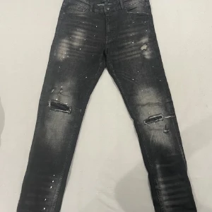 Supply Demand Jeans - Säljer dessa feta dsquared liknande supply demand jeans som jag köpte några dagar sen. Säljer dem på grund av dem är för stora för mig, passar dig som är runt 170-180 Storlek M 32W, Mvh
