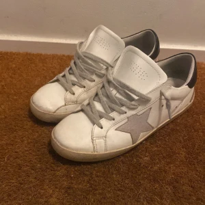 Vita Golden Goose skor - Säljer mina vita golden goose skor för jag vill ha något nytt och dem är lite för små. Perfekta till Grisch stilen eller bara en soft egen stil.