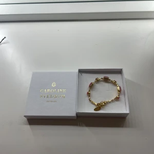 Guldarmband med rosa stenar från Caroline Svedbom - Elegant guldarmband från Caroline Svedbom med gnistrande rosa stenar. Armbandet har en justerbar kedja och är i modellen Corinna. Nypris 1295kr 💕Den är helt ny och aldrig använd därav priset 