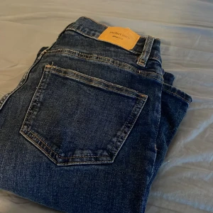 Mörkblå jeans från Gina Tricot - Mörkblåa jeans från gina tricot. Perfekt skick. Aldrig använd för storleken inte passar mig. 