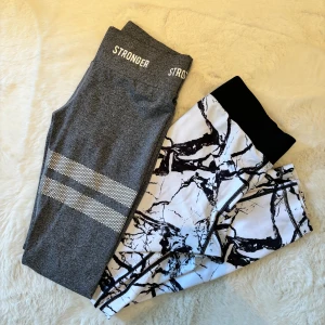 Två par träningstights från Stronger - Säljer två par snygga leggings från Stronger. Ett par är gråa med vita ränder och det andra har ett svartvitt marmormönster. Perfekta för träning eller en avslappnad dag. Båda har hög midja för extra komfort. Båda paren för 130kr