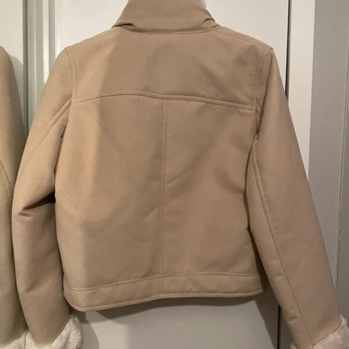 Beige jacka med fuskpäls från H&M - 4