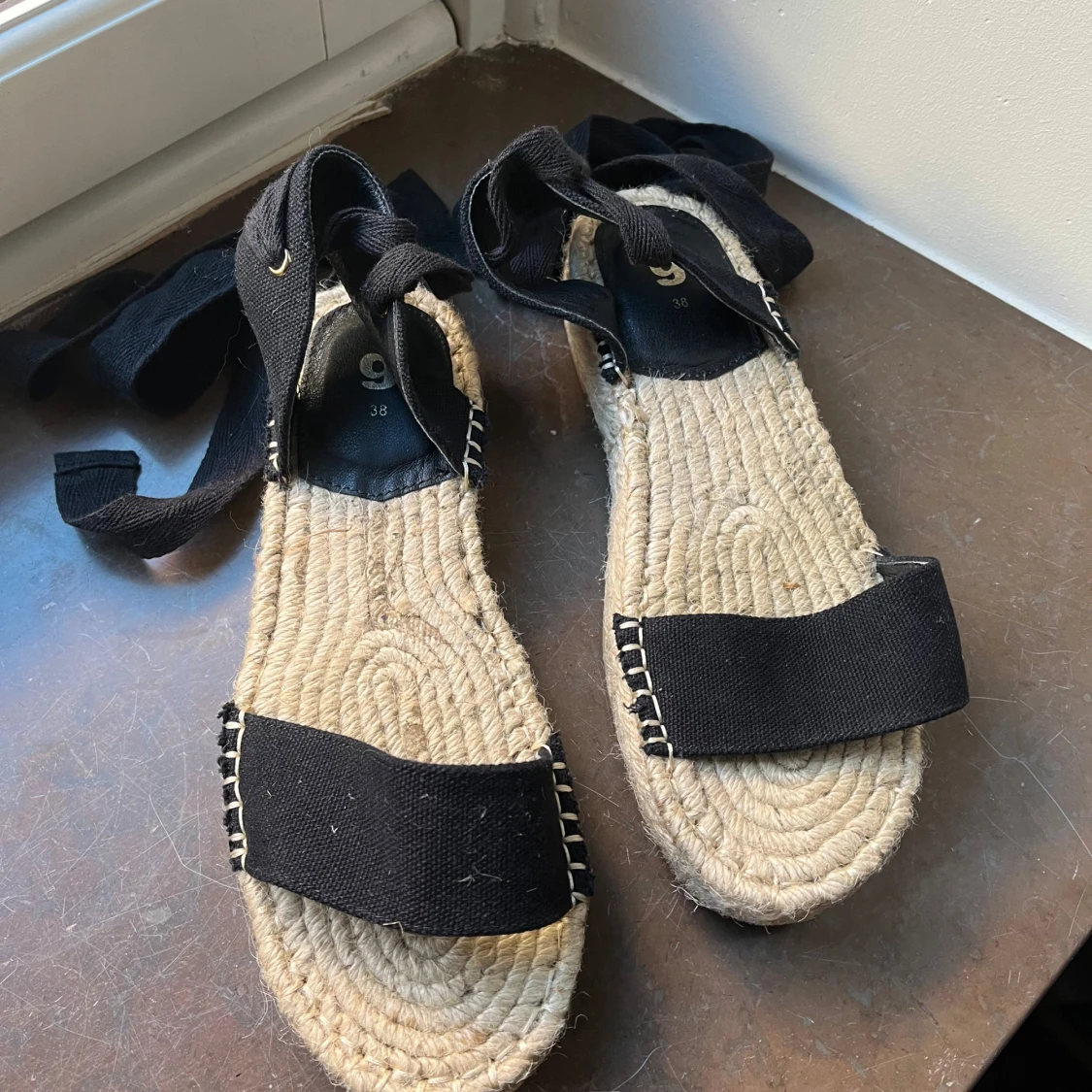 Svarta sandaler med knytband