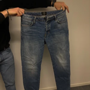 Blå jeans från Neuw - Säljer ett par snygga blå jeans från Neuw. De har en klassisk femficksdesign och är tillverkade i slitstarkt denim. Perfekta för en avslappnad stil.