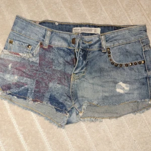 Low waist jeans shorts - Lågmidhade jeans shorts i storlek xs/s