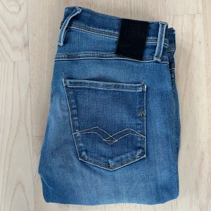 Replay jeans hyperflex anbass - Replay anbass hyperflex jeans. Jeansen har inga defekter och är 9/10 skick. Nypris = 1799kr. Slå till!