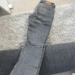 Grå jeans från Weekday - Snygga grå jeans från Weekday i modellen Arrow Low Straight. 