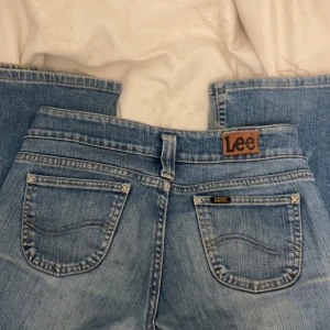 Blå jeans - Intressekoll på mina trendiga märkes jeans från Lee, lågmidjade 