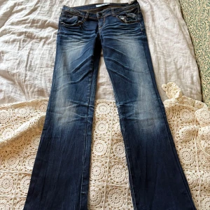 Vintage Blå jeans från Redial Denim - Superfina vintage bootcut low waist jeans köpta på Vinted! Det står redial denim som märke i de, men vet inte vad det är för märke. Skit häftiga men  kommer tyvärr inte till användning! Pris kan diskuteras och kom gärna med frågor!💕💕 passar mig perfekt som oftast har xs-s! 