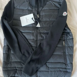  Moncler cardigan  - Hej! Jag säljer en padded wool cardigan som jag fick i present, men jag har tyvärr inte behov av den. Den är i utmärkt skick och perfekt för alla dagar. Storlek M. Priset är 3199kr. Om du är intresserad eller har frågor, tveka inte att höra av dig! Tack!