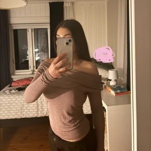 Brun offshoulder topp - Säljer en snygg brun offshoulder topp med långa ärmar. Toppen är mjuk och bekväm att bära och ser helt fantastisk ut på vem som helst. Anledningen för att jag säljer denna tröja är för att jag känner att den sitter lite för tajt runt armarna på mig men annars tycker jag att den är jättefint!! Den är M men passar även den som är S.