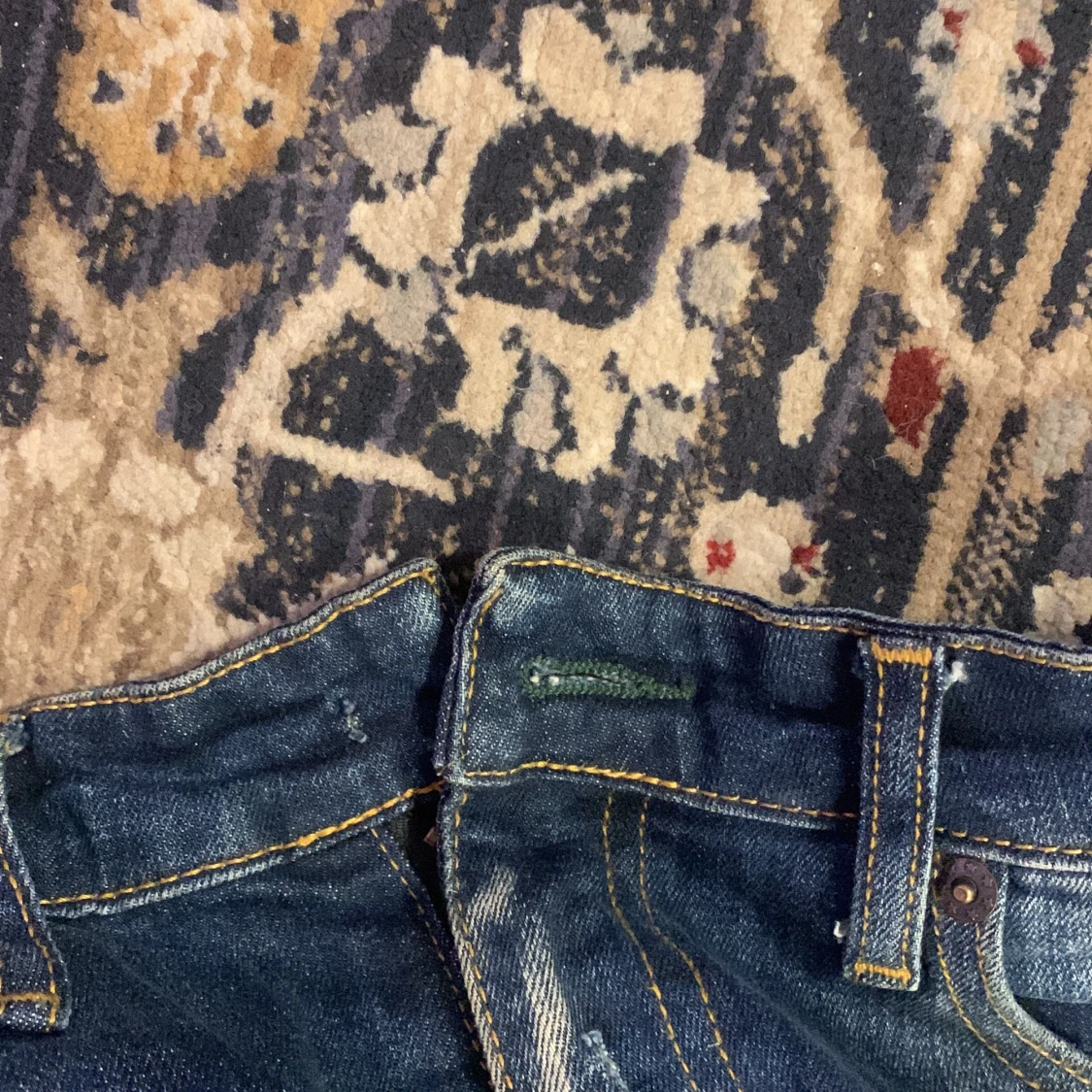 Blå jeans med slitningar - 2