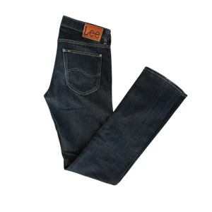 Lee Jeans Mörkblå - Snygga mörkblå jeans från Lee. Normal passform och tillverkade i slitstarkt denim. Storlek W32 L36. Tveka inte att höra av dig om du har några frågor!