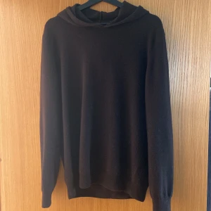 Brun kashmir hoodie från Oscar Jacobson - Säljer en stilren brun hoodie från Oscar Jacobson. Tröjan har inga snören och en klassisk huva. Enda deffekten är att den är nopprig.