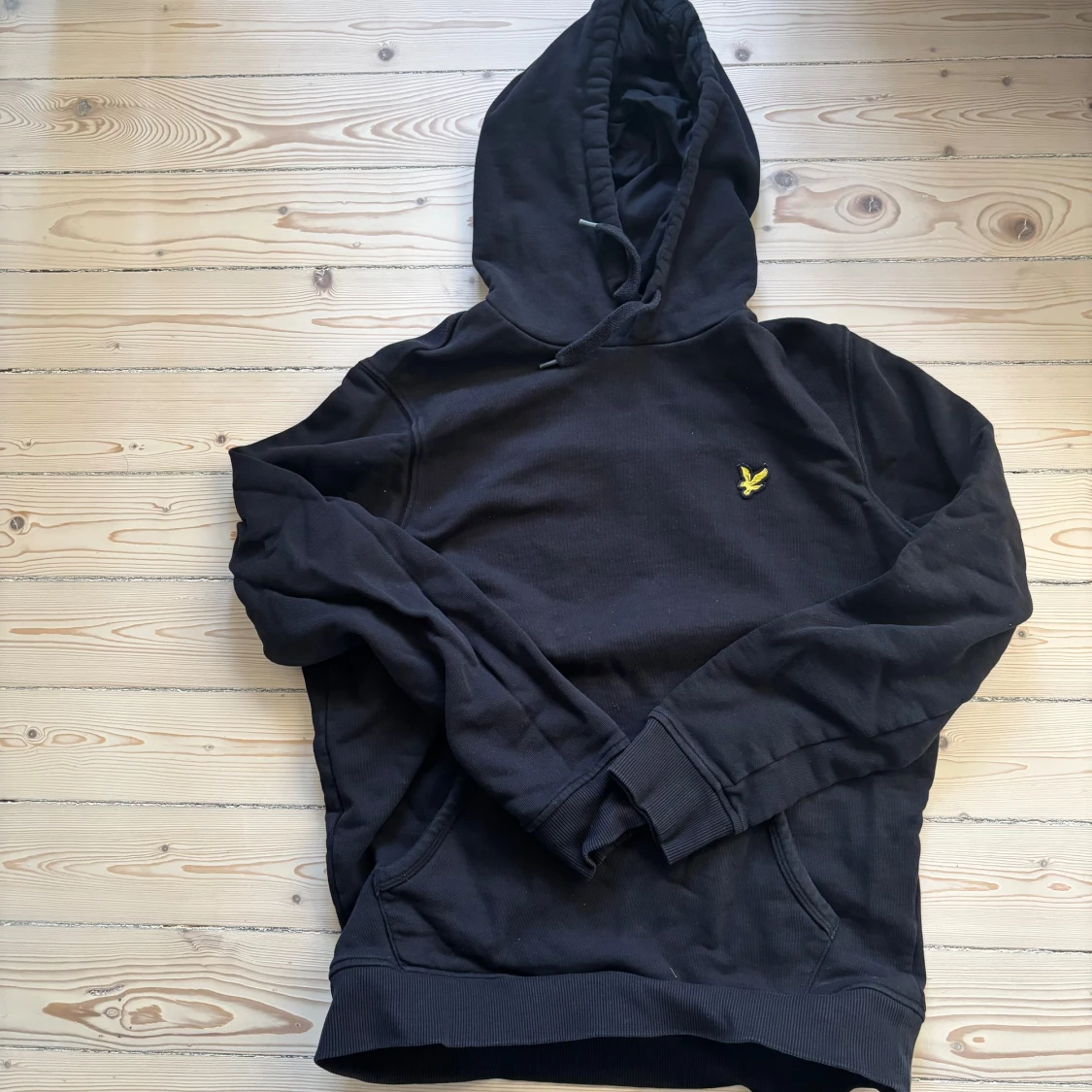 Svart hoodie från Lyle & Scott