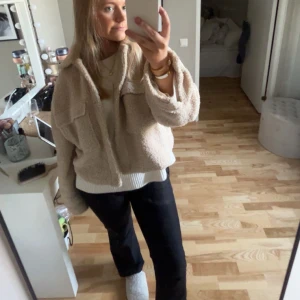 Beige teddyjacka - Mysig beige teddyjacka med knappar och stora fickor framtill. Köpte för ett bra tag sedan från hm men har bara hängt i garderoben så har inga tecken på användning. Står ingen lapp på storlek men jag har vanligtvis M i jackor och den sitter bra på mig💕har av er vid frågor! (Köparen står för frakten)  