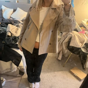 Beige trenchcoat - Säljer denna fina trenchcoat ifrån nelly i fint skick. Storlek L men passar som M ifall man vill ha den lite större🩷