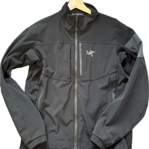 Svart jacka från Arc'teryx - Svart soft shell jacka från Arc'teryx säljes. Säljer pga inte används något. Nyskick, inga defekter alls. Köpt på Naturkompaniet.        Skriv om du har frågor!