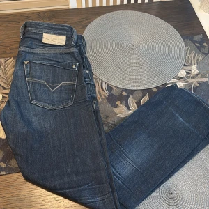 Mörkblåa jeans från Diesel - Säljer ett par snygga blå jeans från Diesel, modell Krooley. De har en klassisk femficksdesign med dragkedja och knapp. W30 L32. Pris kan diskuteras!