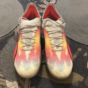 Puma fotbollsskor  - Säljer några snygga fotbollsskor från Puma i Fg/Ag. Skorna är använd några fåtal gånger men är fortfarande i mycket bra skick. Storlek 42.5.Köptes för 2500kr. 