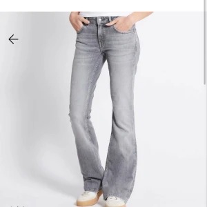 Gråa jeans - Low boot från lager 157. Gråa lågmidjade bootcut jeans. Storlek xs full lenght.