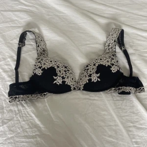 Intimissimi bh - Elegant svart bh med vacker spetsdetaljering. Perfekt för en sofistikerad look. Justerbara axelband för bästa passform.