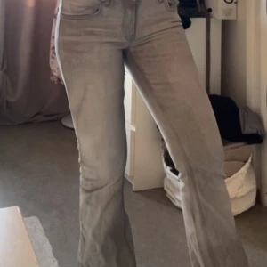 Grå jeansbyxor - Snygga grå jeansbyxor med en bootcut-stil. De har en klassisk femficksdesign och knappar i midjan.  Dessa är från lager 157 och används 1 gång och tvättade endast 1 gång. De är i storlek S full length då de är lite för stora för mig som är 163cm💕 pris kan diskuteras 