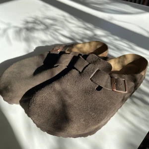 Birkenstock boston - Nästan helt nya birkenstock boston. Fick dom i present och dom passa inte riktigt som jag ville så säljer ja dom istället. Endast prov använda  Storlek 40 Köptes på nk i sthlm (kvitto finns)  Pris 1300. Vill man ha lådan så skriv innan köp för fix me frakt