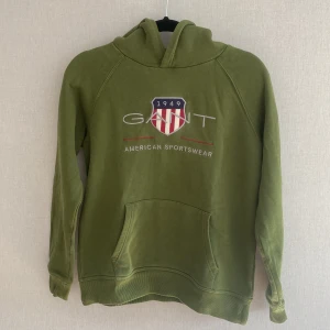 Grön hoodie från GANT - Säljer en snygg mörkgrön hoodie från GANT 