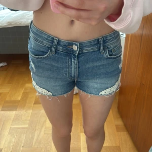 Jeansshorts med spetsdetaljer - Snygga blå jeansshorts från h&m, priset kan diskuteras!💕💕