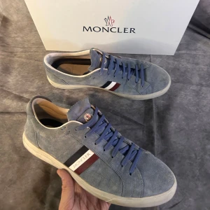 Moncler sneaker - Mycket fint skick | Size 44 true to size | box och tags medföljer | Följare får 100 kr rabbat | fraktar spårbart inom 24 timmar med PostNord eller instabox | 