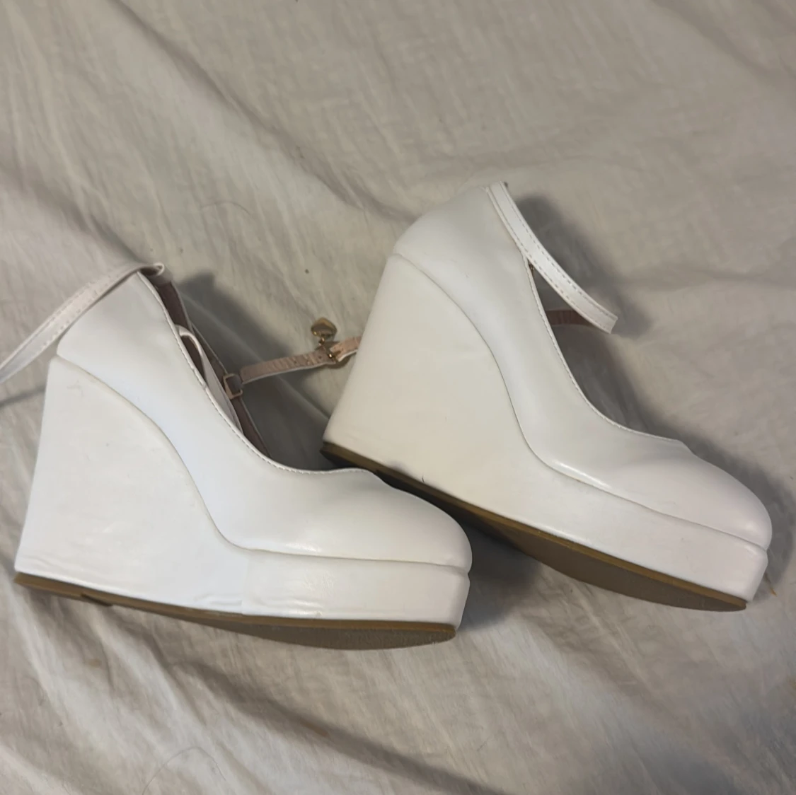 Vita kilklackar med rem