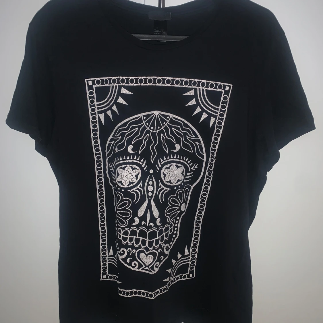 Svart t-shirt med dödskalletryck från H&M - 3