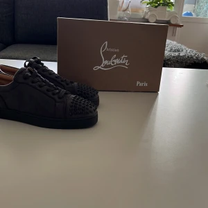 Gråa knappt använda sneakers från Louboutin  - Säljer nu knappt använda loubs som är i otroligt skick och har inga skador.