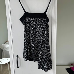 Snedskuret linne - Gulligt linne som är snedskuret. Finns ingen lapp men gissar att det är S-M