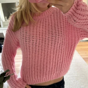 Rosa stickad tröja - Söt rosa stickad tröja. Så så gullig🥰🥰🥰🥰