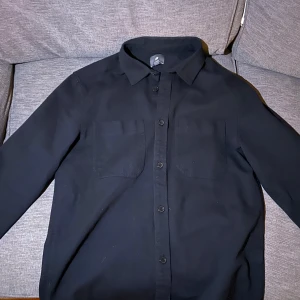 Overshirt - Säljer denna snygga overshirt från hm. Skick 9/10. Priset går att diskutera!